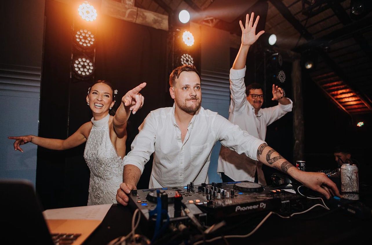 Primer plano de la cabina del DJ